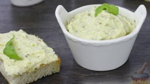 НАМАЗКА С ПЛАВЛЕНЫМ СЫРОМ И СОЛЁНЫМ ОГУРЦОМ