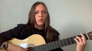 Девушка играет на акустической гитаре