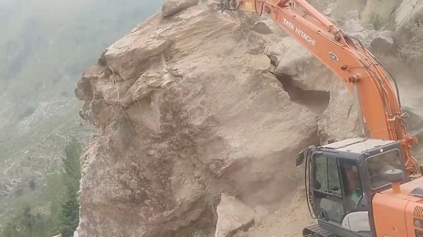 Breaking Rocky Mountain with Tata Hitachi Excavator for Mountain Road