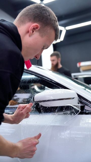 Процесс разбора BMW перед оклейкой смотреть онлайн