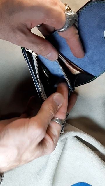 Кошелек чудесный из кожи ската с аппликацией.