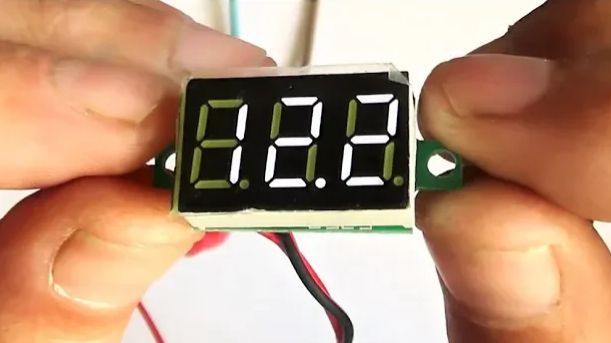 заряд аккумулятора в процентах из обычного вольтметра