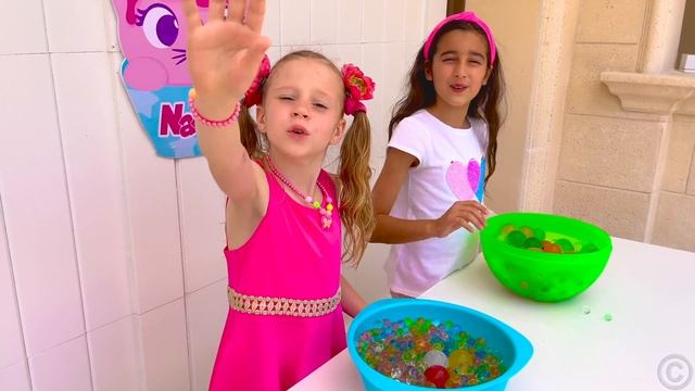 Настя и Ева нашли магический душ с игрушками. Видео для смотреть онлайн