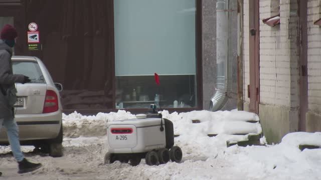 Мужик выгуливает робота. Робот вязнет в снегу смотреть онлайн