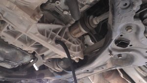 Замена масла в редукторе на Ниссан Ноут 1,2 Nissan Note E-power 2017 года