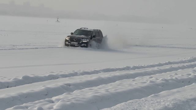 Land Cruiser 200 в снегу