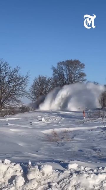 Поезд, который расчищает заснеженные железнодорожные пути