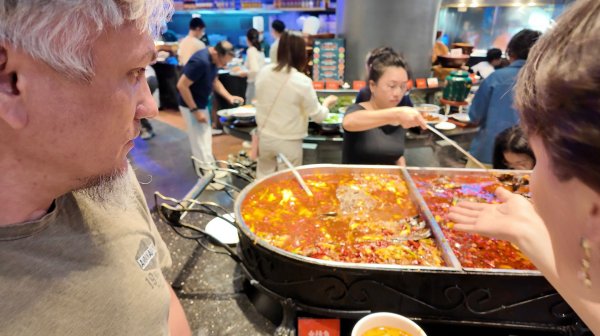 Шикарный безлимитный ресторан. Ешь сколько влезет. В таком я не был. Китай удивляет