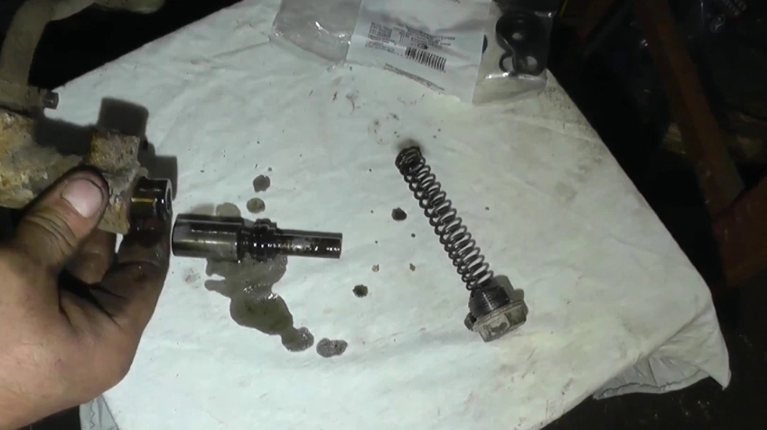 Замена ремкоплекта главного цилиндра сцепления ВАЗ 2106 смотреть онлайн