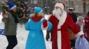 На улице у елки на селе, поют частушки, с ними Новый Год встречать то веселей, не так ли?