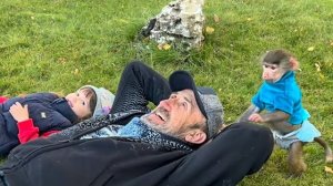 Ангелина и Люся едут на свою ЛЮБИМУЮ ПОЛЯНКУ по красивому парку!