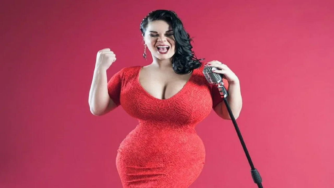 ДЕВУШКА С БОЛЬШОЙ ГРУДЬЮ КРАСИВО ТАНЦУЕТ смотреть онлайн