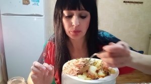 МУКБАНГ/Крылышки с картошкой/Соленые огурцы