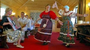 В деревне в  Новый Год станцуют от души, споют, как надо встретят его тут
