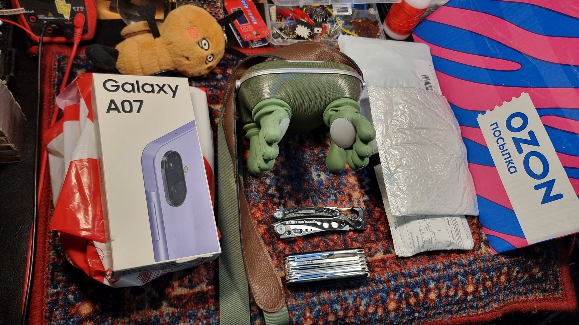 Посылки, телефоны и игрушки поток) (18+) смотреть онлайн