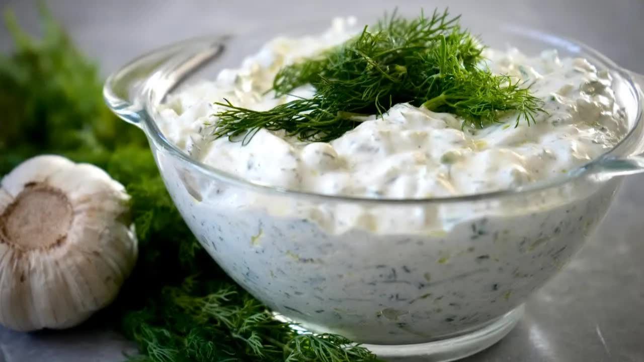 ДЗАДЗИКИ - рецепт Греческого Соуса - Цацики из греческого йогурта и свежего огурца! КО ВСЕМ БЛЮДАМ! смотреть онлайн