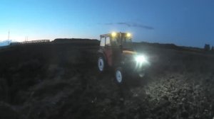 Предпосевное боронование, разравниваю кочки. Вечерняя работа, разбрасываю семена пока грачи не видят