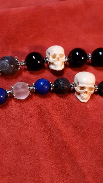 Авторский браслет из натуральных камней с костяным черепом.