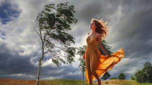 В подворотне осень с ветром  танцевала     Елена Карпук