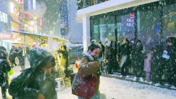 명동 엄청난 폭설! 눈폭탄에 외국인들은 난리가 났네요! 함박눈 잔치에 함박웃음 가득! 서울여행워커.