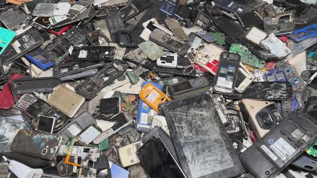 Извлечение золота из лома мобильных телефонов, переработка телефонов в золото смотреть онлайн