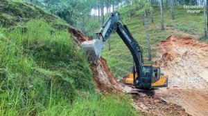 Экстремальное строительство горной дороги экскаватором | Опасные работы на краю обрыва