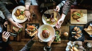 Кто-то в баре в караоке с душой поет, а кто то в это время... что?  Увидим, поразимся