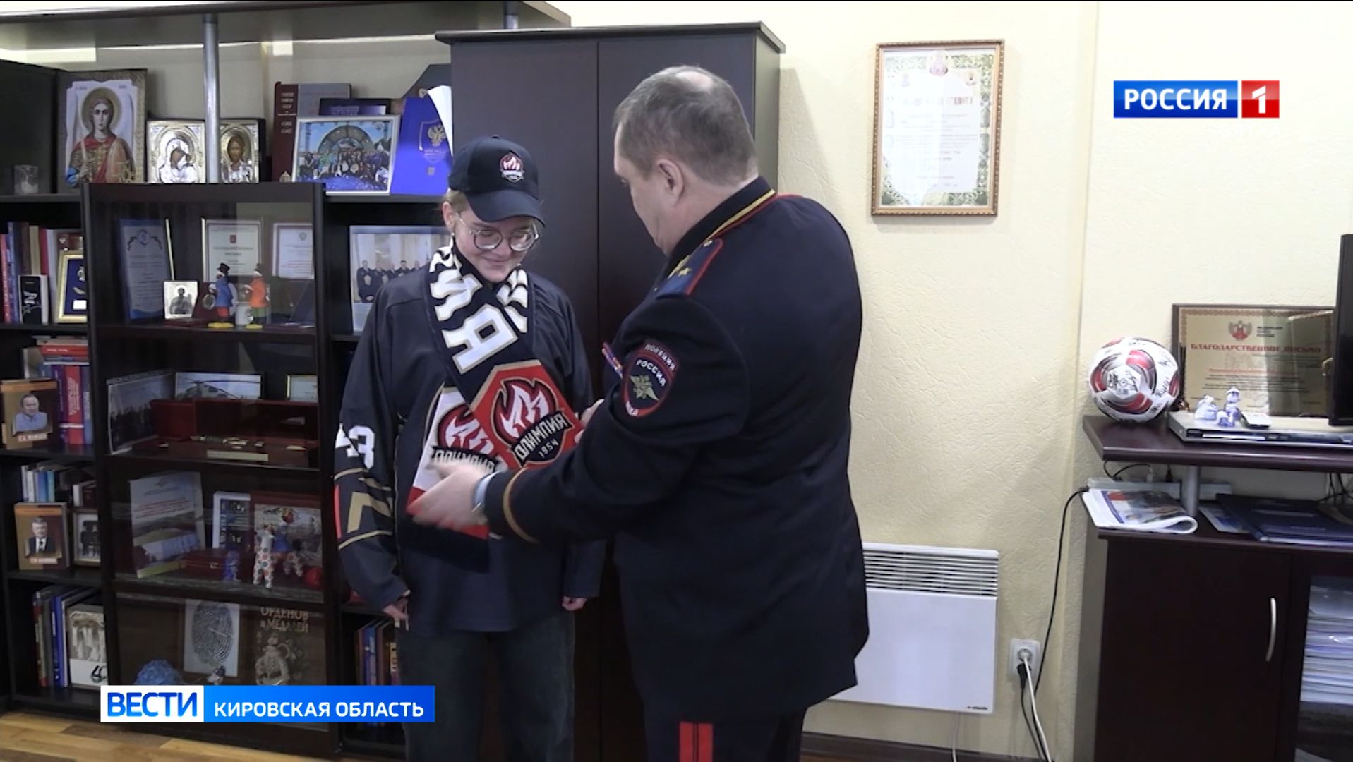 Глава кировской полиции Константин Селянин исполнил желание девочки в рамках акции «Ёлка желаний» смотреть онлайн