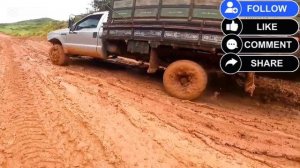 Бразильский дальнобой в глине по фары — назад дороги нет