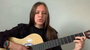 Девушка играет на акустической гитаре