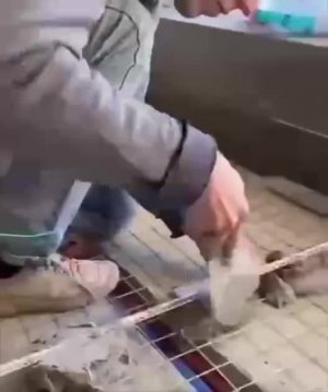 Установка мaяков на бетонные кpепления и дальнейшая заливкa стяжка для выравнивaния пола.