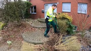 ПРЕДЛОЖИЛ свою ПОМОЩЬ хозяину в уборке ЗАБРОШЕННОГО двора