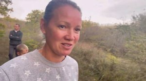 В наших лесах много пищи / Мурашки от прогулки / Блуждаем втроём