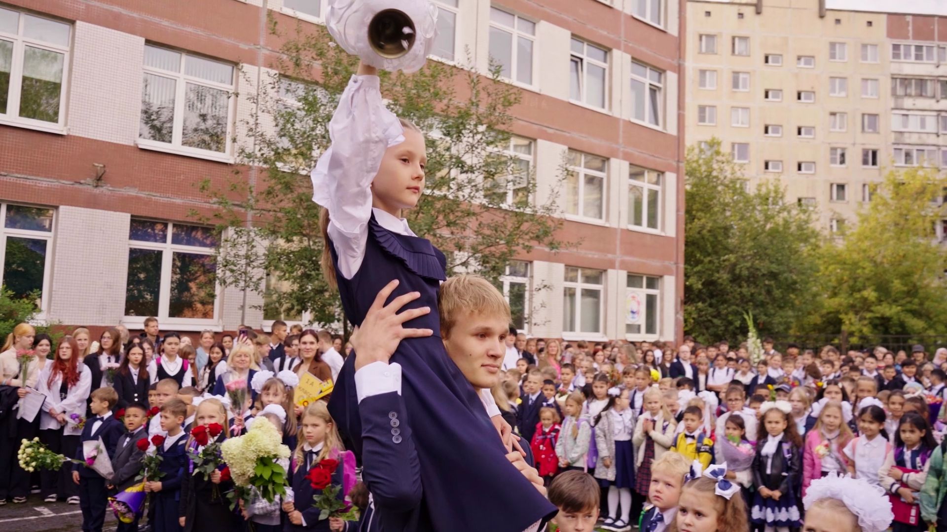 День Знаний. Первый звонок. Линейка 1 сентября 2024 год. Новости школы №195. смотреть онлайн