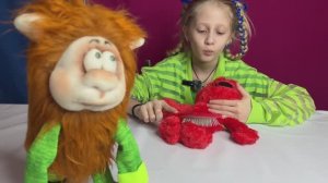 Коржик и Беатрис распаковка игрушечной кухни