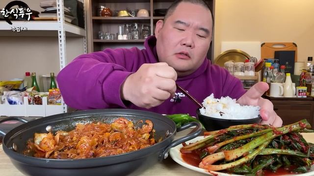 Морепродукты с КИМЧИ из лука с острым перцем Мукбанг смотреть онлайн