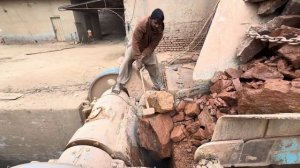 Бункер заполнен гигантскими камнями! Экстремальный удар молотком | Камнедробилка в действии