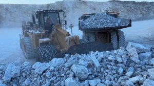 Колесный погрузчик Caterpillar 992K Загружает самосвалы Caterpillar 777F в огромный карьер 4K