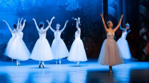 Как бы снежинки танцевали в Новый Год, что пожелали б нам веселой песней, посмотрим, классно ведь