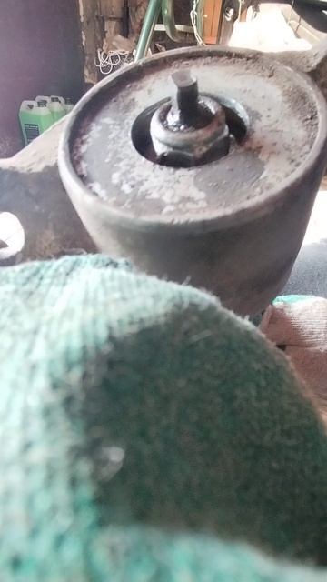 Люфт опоры заднего амортизатора