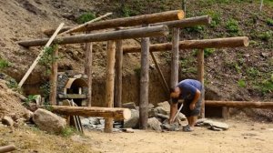 Мужчина строит каменный домик с джакузи, своими руками.