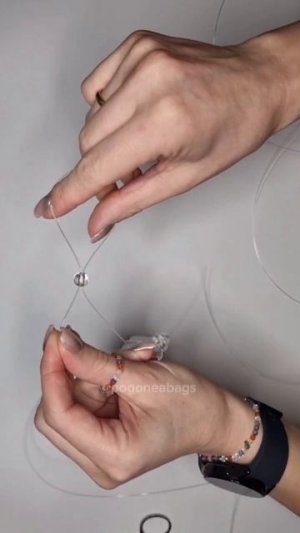 Плетение из бусин, сумка из бусин, перекрученная петля