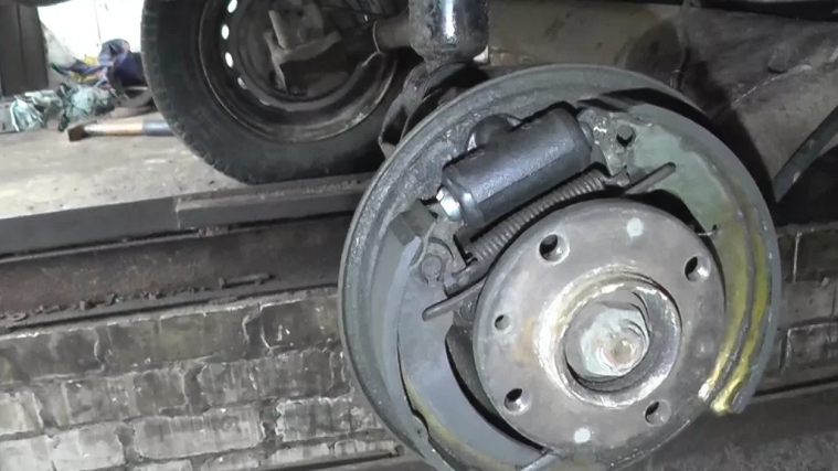 Замена заднего тормозного цилиндра ВАЗ 21099 смотреть онлайн