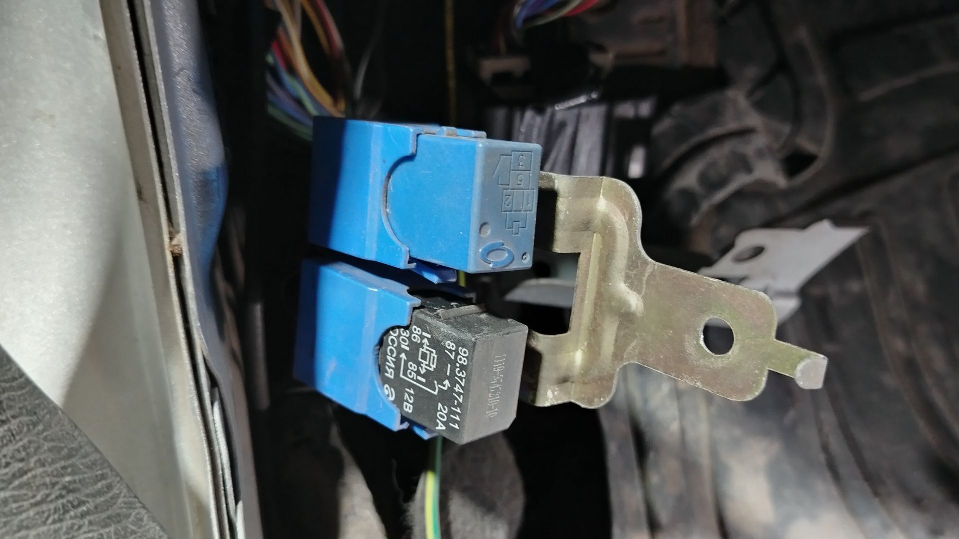 Где находится реле бензонасоса Ниссан Альмера Классик и N16