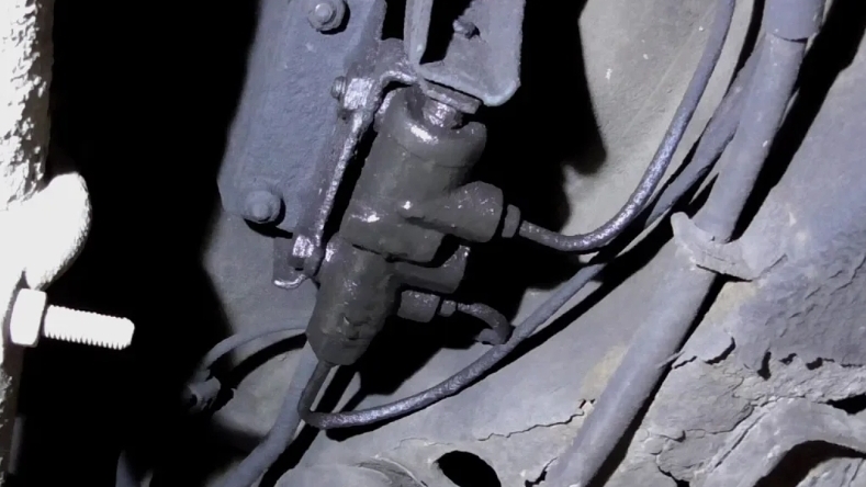 Снятие регулятора тормозных сил (колдуна) ВАЗ 2113 смотреть онлайн