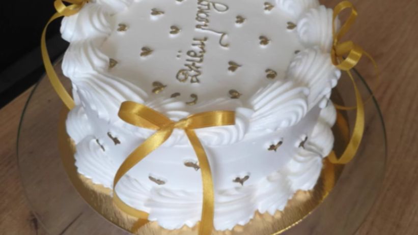 Торт С ДНЁМ РОЖДЕНИЯ Торт ЗОЛОТОЙ Делаем бантики ВМЕСТЕ Украшаем торт кремом смотреть онлайн