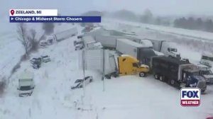 Кадры, снятые с дрона, запечатлели масштабную аварию с участием более 100 автомобилей в Мичигане