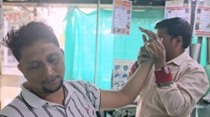 Один из лучших массаж головы и  спины , чистка лица индийских парикмахерская