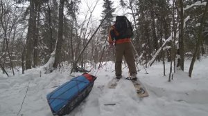 Зимний поход на охотничьих лыжах и корытом-волокушей и ночевка в зимнем лесу.