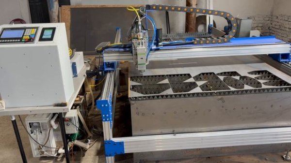 Оптоволоконный лазерный станок по металлу.